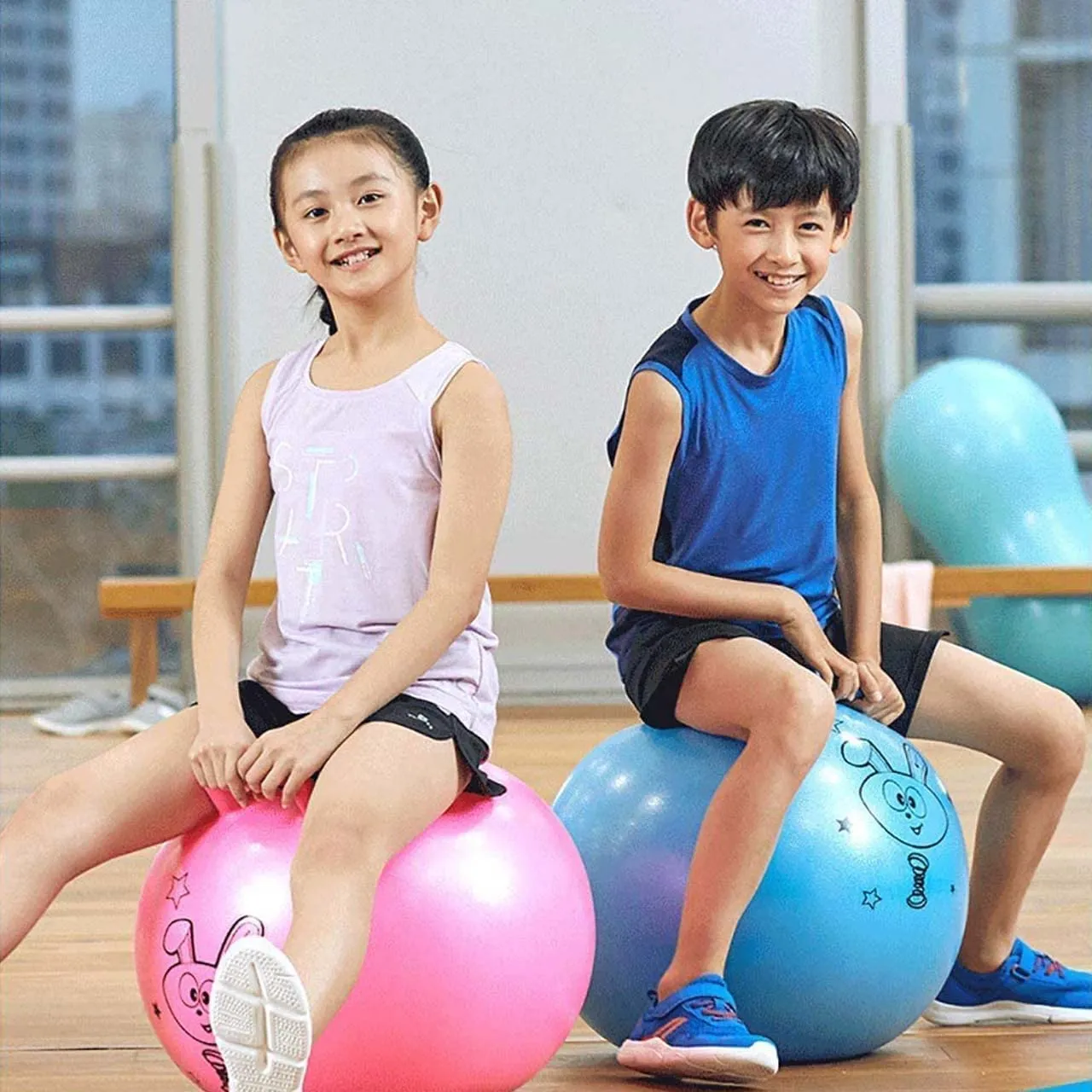 Styxon Bouncing Space Hopper Ball Hop Hopping Ball Inflatable Bouncer Hoppity Hop Jumping Ball Children Yoga Outdoor Game Jump N Bounce Retro Ball Handle Ride-On Toy-Bouncy Kids (40Cm), Multi